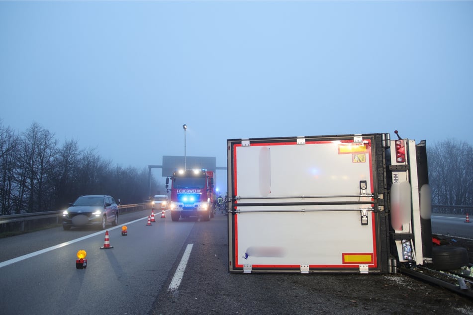 Der Lkw kippte auf der A6 um.