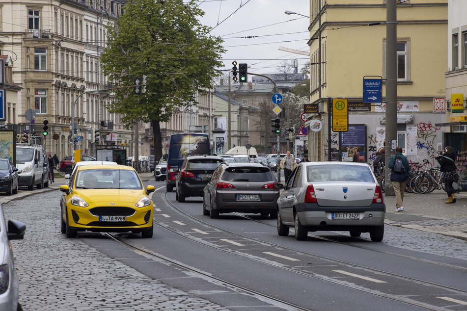 Neue Gleise für die Straßenbahn, Pflaster durch Asphalt ersetzen: Auf der "Köni" gibt es allerhand zu tun.