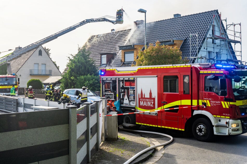 Rund 70 Einsatzkräfte rückten aus, um einen Dachbrand in Mainz-Weisenau zu bekämpfen.