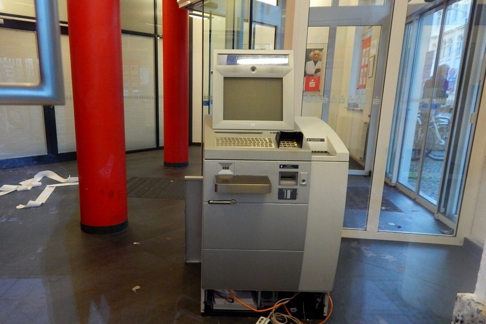 In der Nacht wurde in einer Leipziger Sparkassen-Filiale randaliert.