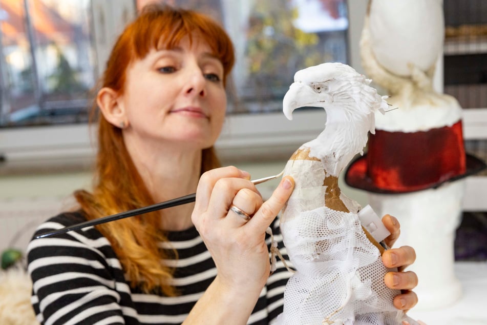 Der neue Hut ist noch längst nicht fertig. Kunstfertig modelliert Katrin Michalicka (50) einen Greifvogel.