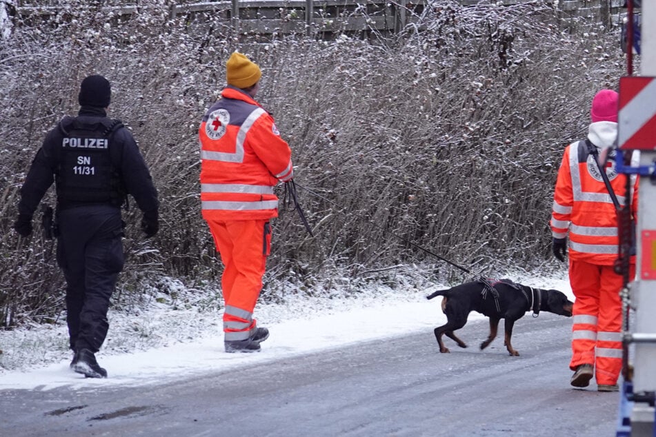 Bei eisiger Kälte und mit Hunden suchten die Einsatzkräfte noch am Montag nach dem Senior.