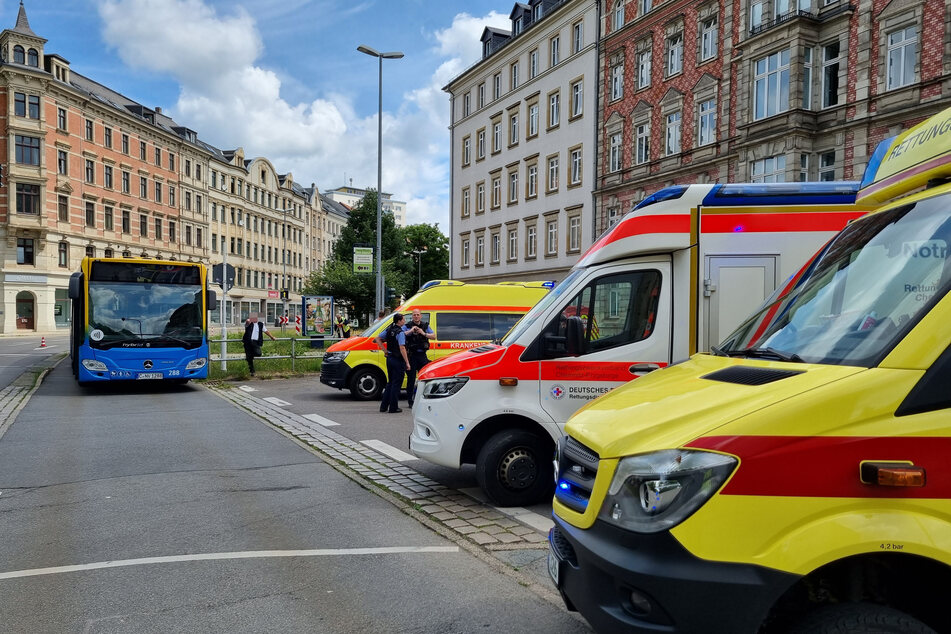 Mehrere Rettungswagen mussten am Dienstag zu einem Verkehrsunfall in die Chemnitzer Innenstadt ausrücken. Ein Bus krachte mit einem Skoda zusammen.