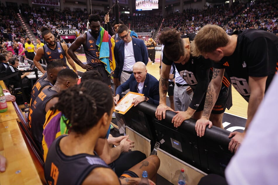 Die Worte von Coach Rodrigo Pastore (53, M.) scheinen kaum anzukommen.