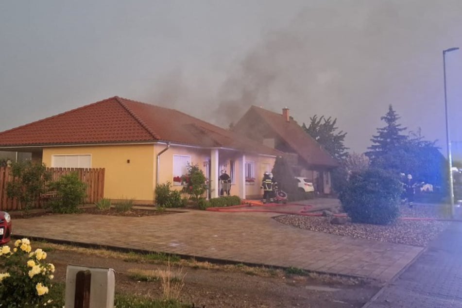 Ein Einfamilienhaus in Gardelegen fing offenbar durch eine brennende Steckdose Feuer.