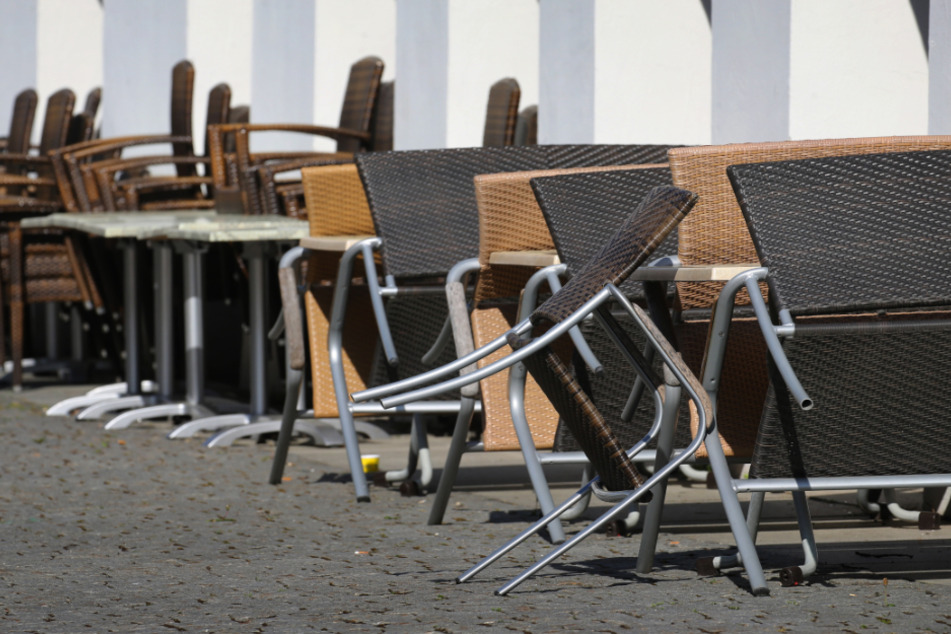Die Stühle vor einem Kemptener Restaurant müssen rangeklappt bleiben. Es darf nur "Außer-Haus-Service" angeboten werden (Symbolbild).