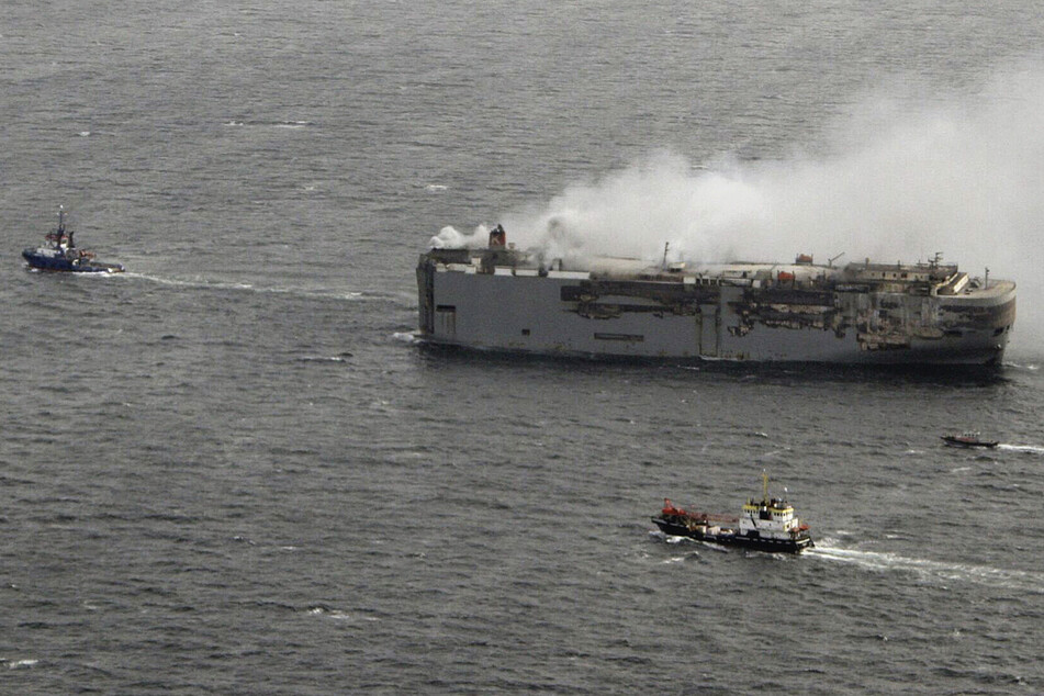 Brennender Frachter auf der Nordsee: 14-Stündiges Abschleppmanöver vor Ende!