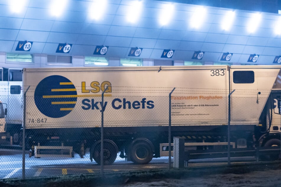 Ein LSG-Fahrzeug steht auf dem Betriebsgelände der Lufthansa Tochter Sky Chefs am Flughafen.