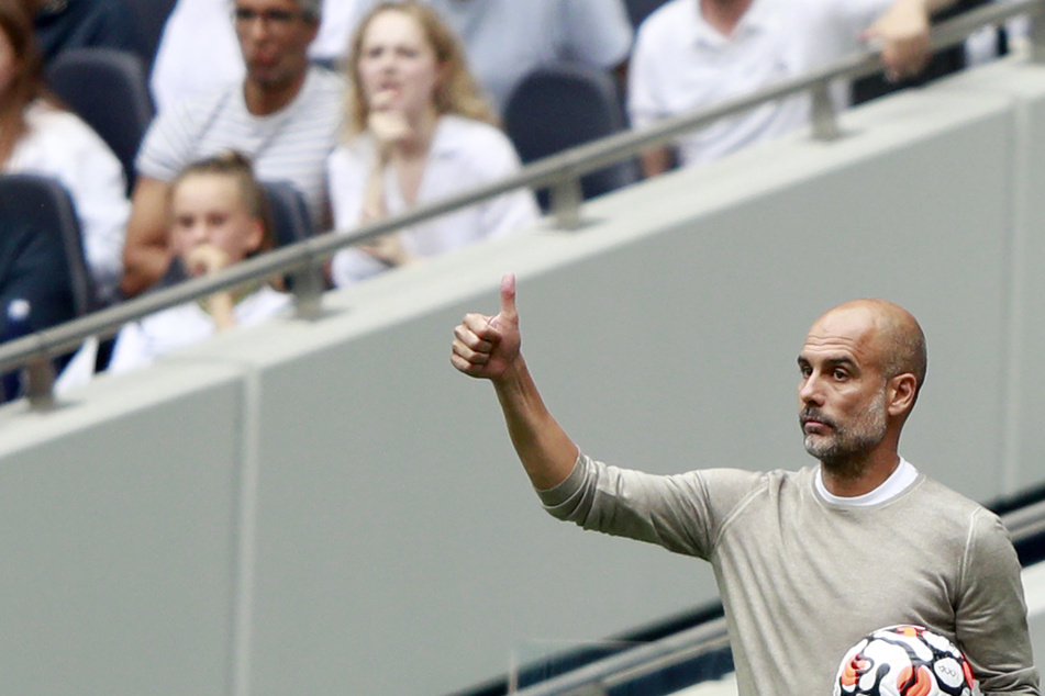 Daumen hoch! Pep Guardiola (50) will 2023 bei Manchester City aufhören.