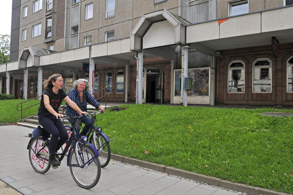 Hille Raul (59) und Alke Stock (53) aus der Uckermark haben sich bei ihrem Besuch in Chemnitz Räder ausgeliehen, um die Garagen zu erkunden.