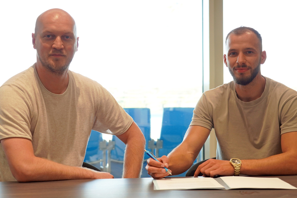 CFC-Sportdirektor Armin Causevic (l) und Adis Omerbasic bei der Vetragsunterzeichnung.