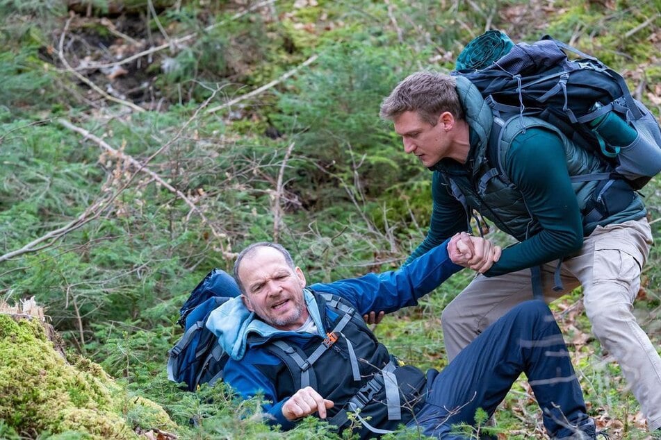 Vincent (Martin Walde, 36) versucht, seinem Vater Markus (Timo Ben Schöfer, 59) zu helfen - doch vergeblich.