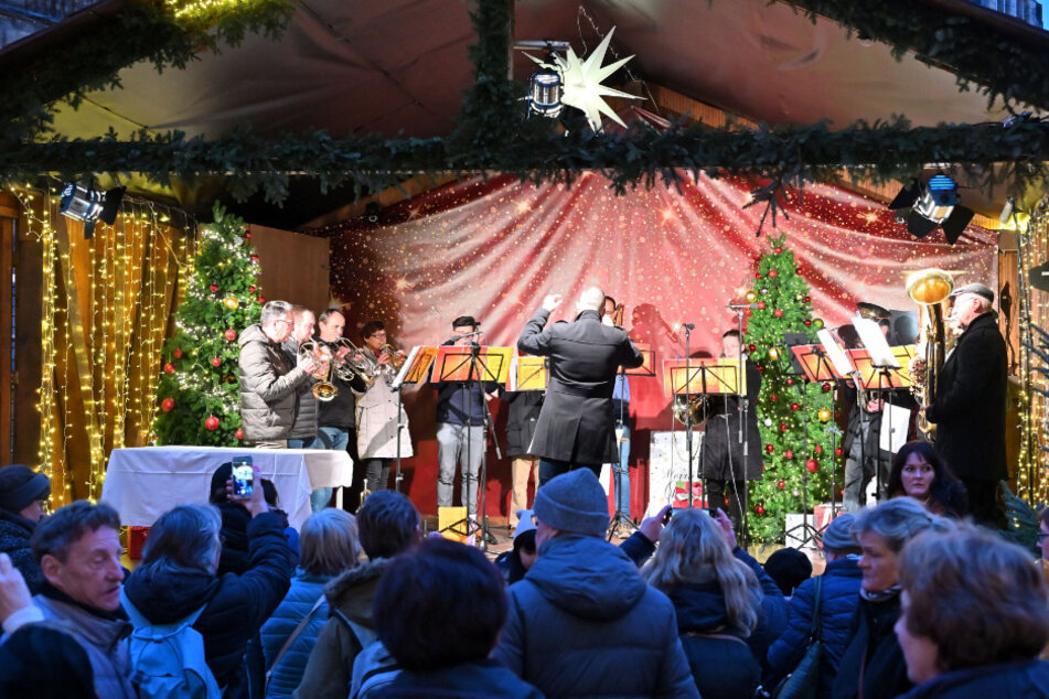 Auch für die Bühnenprogramme wie auf dem Chemnitzer Weihnachtsmarkt werden GEMA-Gebühren fällig.