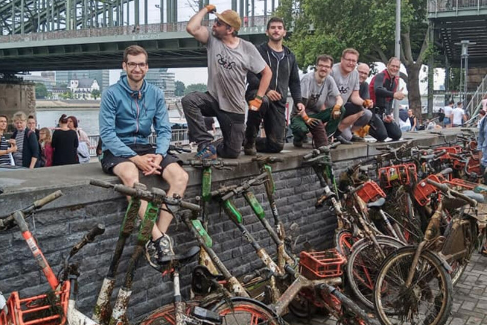 Helfer bei der Reinigungsaktion am Rhein in Köln.