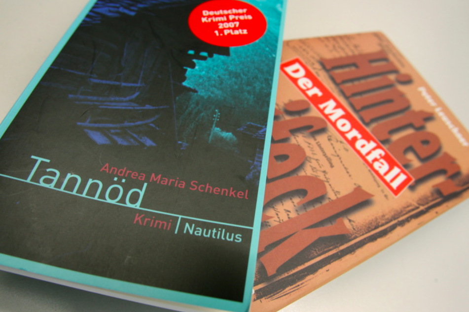Der Roman "Tannöd" der Bestsellerautorin Andrea Maria Schenkel (l.) und das Buch "Der Mordfall Hinterkaifeck" von Peter Leuschner wurden Gegenstand eines Rechtsstreits in München.