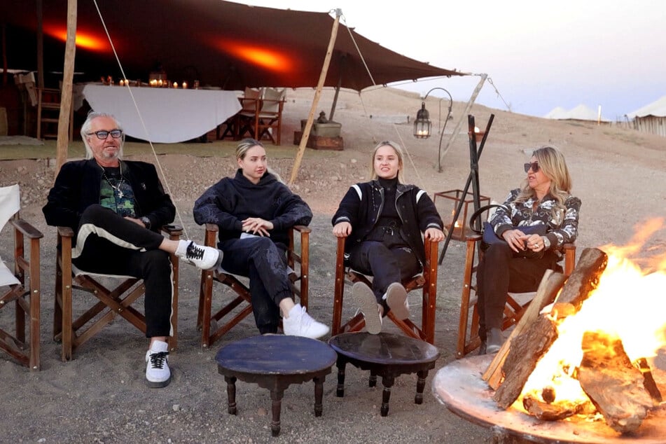 Beim gemeinsamen Abendessen unterm Sternenhimmel in der Wüste wird Carmen Geiss (59, r.) plötzlich von ihren Gefühlen übermannt.