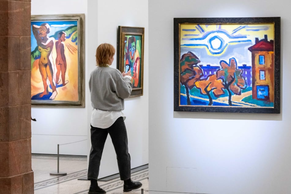 Kunst genießen und zugleich Gutes tun? Genau das schwebt den Grünen auch für die Kunstsammlungen vor – aktuell ist dort die Ausstellung mit Schenkungen aus der Sammlung Hermann Gerlinger zu sehen, rechts das Bild „Sonne über Häusern“ von Karl Schmidt-Rottluff.