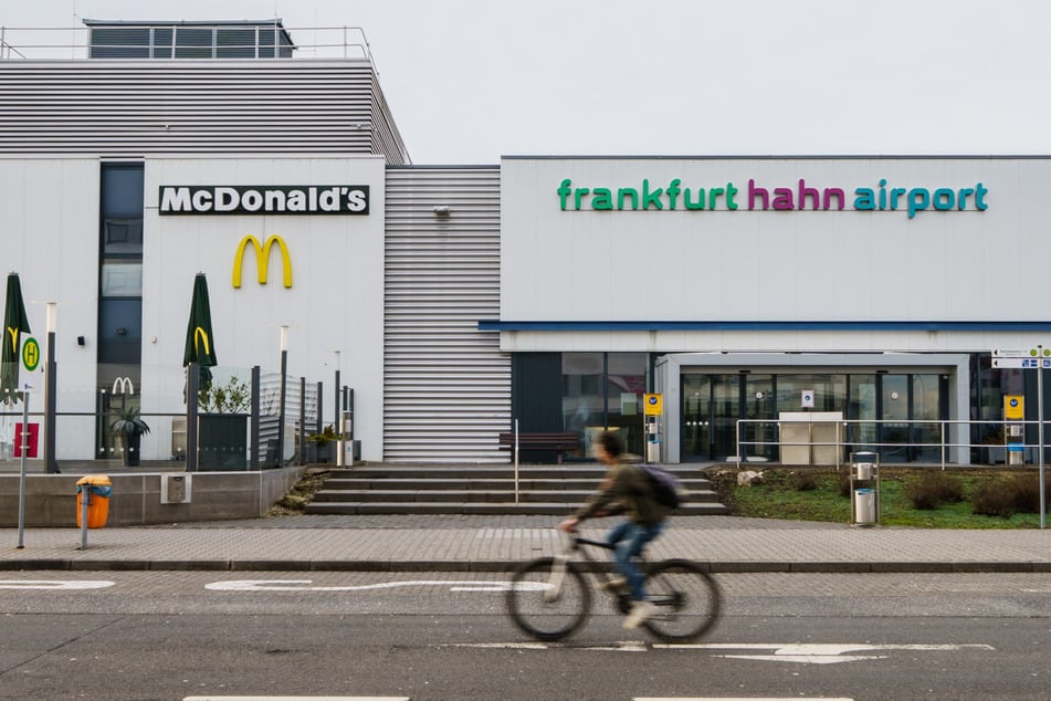 Der insolvente Hunsrück-Flughafen Hahn wurde endgültig von der Ring-Besitzgesellschaft NR Holding um den Russen Viktor Charitonin (50) gekauft.