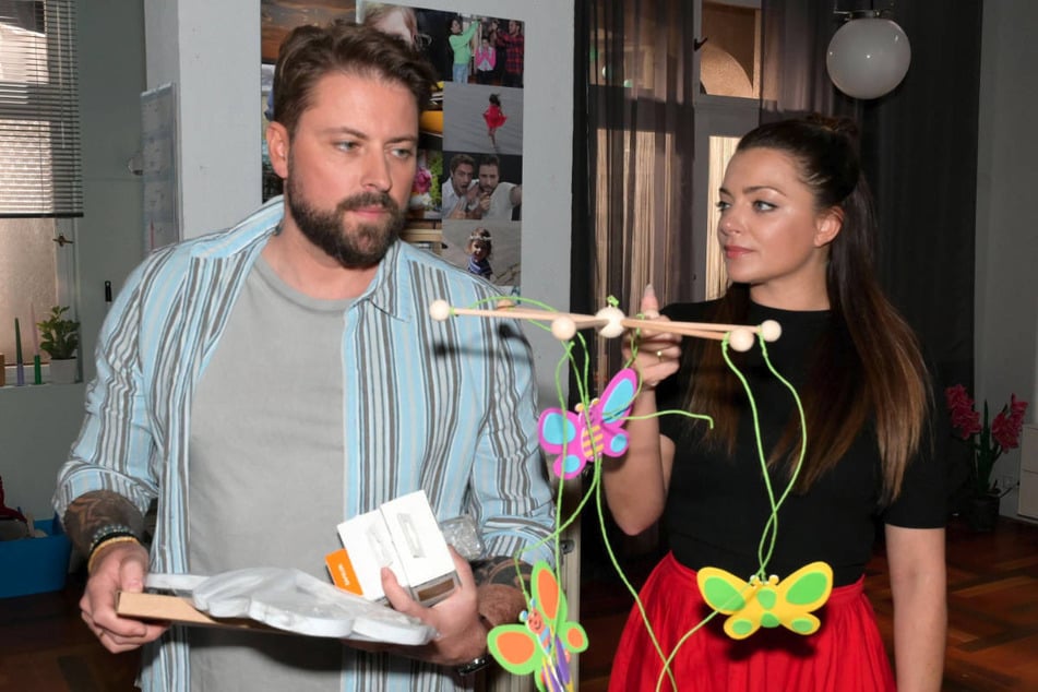 John bereitet sich intensiv mit Emily auf seine Vaterrolle vor.