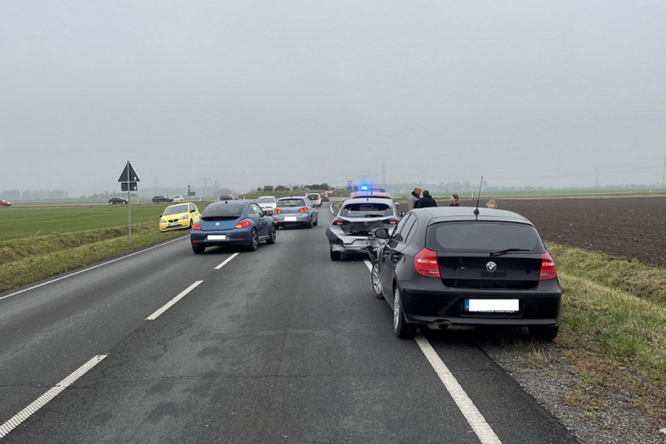 Vor einem Kreisverkehr nahe Quedlinburg kam es zu einem Auffahrunfall.