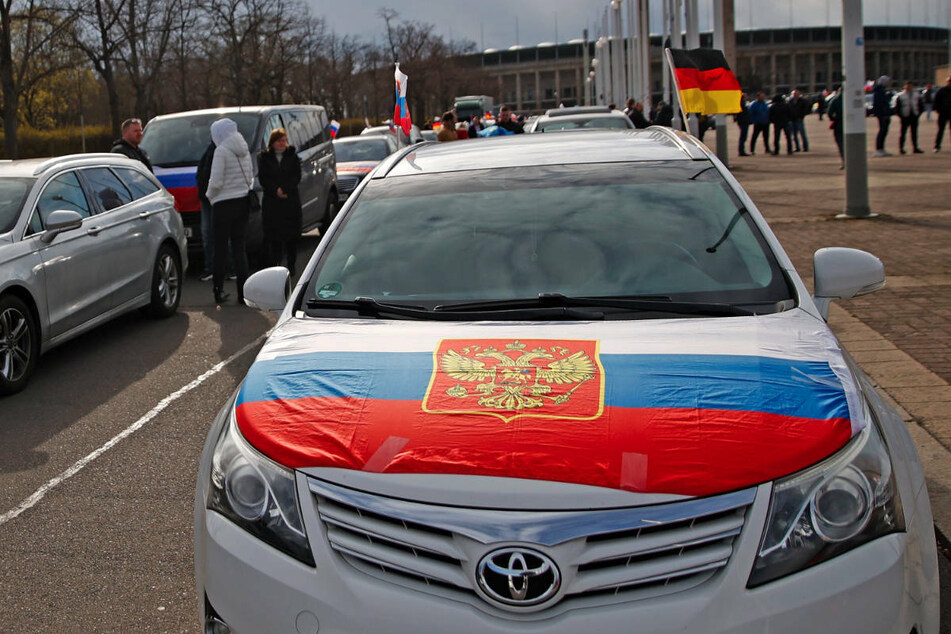 Am vergangenen Sonntag haben rund 400 Fahrzeuge an einem pro-russischen Autokorso in Berlin teilgenommen, bei dem auch Unterstützungsbekundungen für den Angriffskrieg gezeigt wurden, die nun strafrechtlich verfolgt werden sollen.