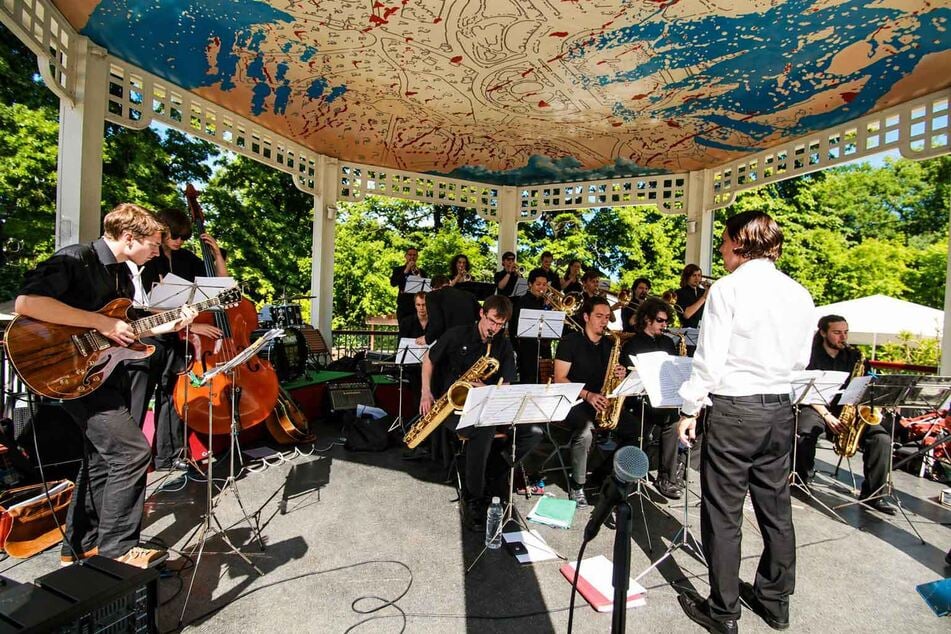Mit jazziger Dixieland-Musik werdet Ihr im Musikpavillon unterhalten.