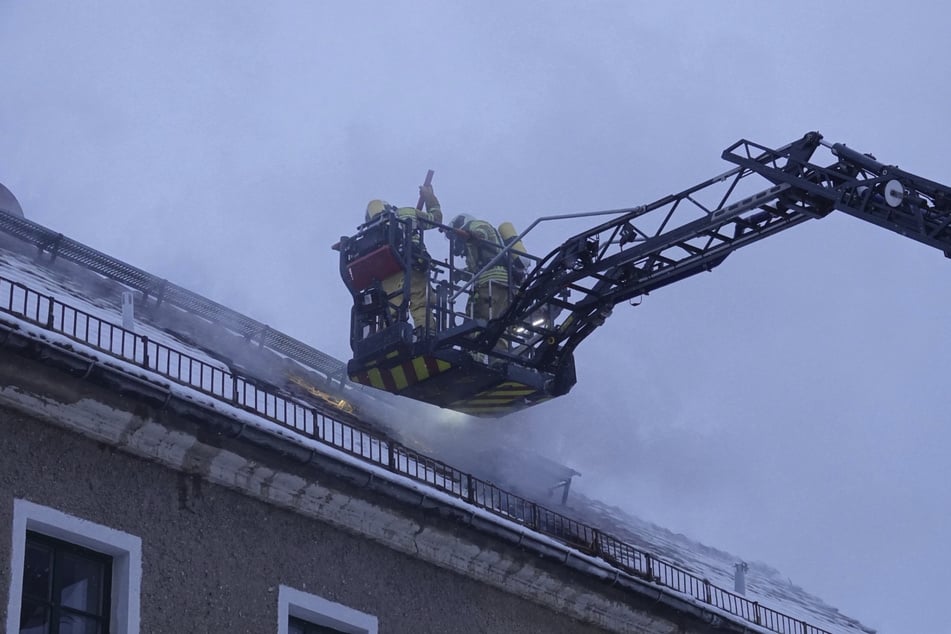 Die Feuerwehr ist mit mehreren Kräften vor Ort und hat den Dachstuhl bereits geöffnet.