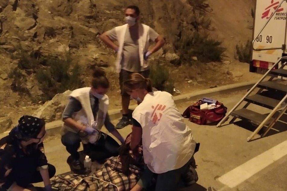 Das griechische "Ärzte ohne Grenzen"-Team veröffentlichte ein Bild von ihrem Einsatz bei dem Brand in Vathy.