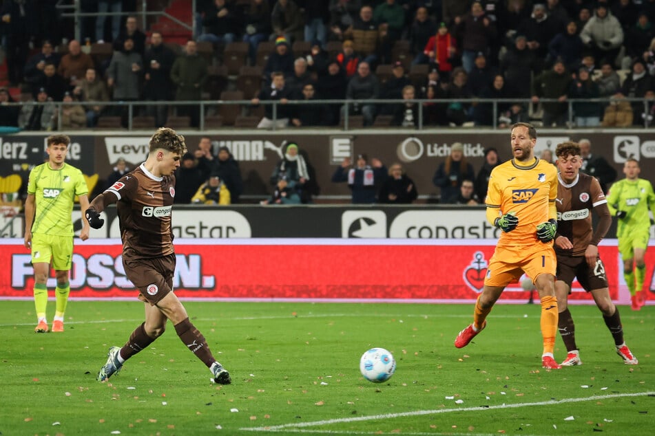 Weißhaupt (l.) musste am Ende den Ball nur noch über die Linie schieben.