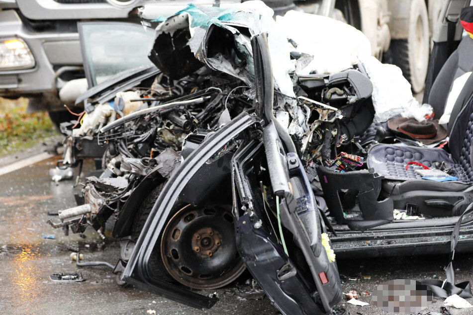 Der Audi-Fahrer hatte keine Chance, den frontalen Zusammenstoß mit dem Lastwagen auf der B470 in Bayern zu überleben.