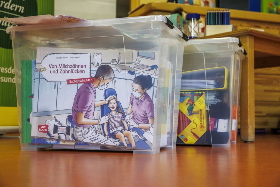 Mit den "Schatzkisten" stehen dem Kita-Fachpersonal viele Materialien zu den Themenfeldern Bewegung, Ernährung, Körperwahrnehmung, Mundgesundheit sowie Mediennutzung zur Verfügung.