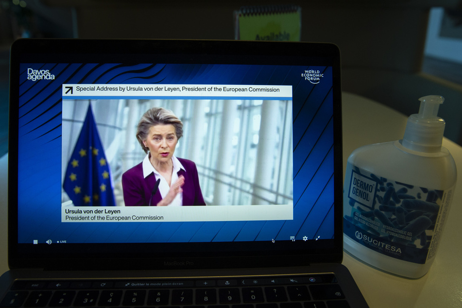 Ursula von der Leyen (62, CDU), Präsidentin der Europäischen Kommission, ist während einer Videokonferenz bei der Davos Agenda im Rahmen des Weltwirtschaftsforum (WEF) auf einem Bildschirm zu sehen. Aufgrund der Corona-Pandemie findet das Weltwirtschaftsforum online statt.