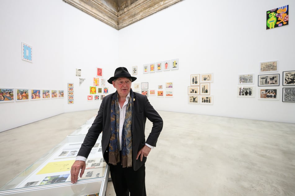 Künstler Holger John in seiner Oktogon-Ausstellung - er steht den anonymen Anfeindungen fassungslos gegenüber.