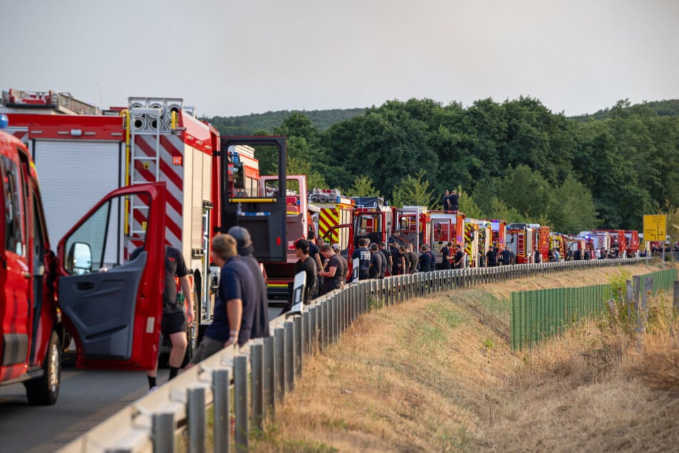 Rund 600 Einsatzkräfte der Feuerwehr - auch aus Leverkusen, Bergisch Gladbach und dem Kölner Umland - sind im Hürtgenwald im Kampf gegen die Flammen aktiv.