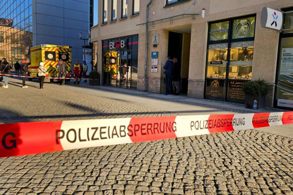 Die Diebe klauten Bargeld und Schmuck im Wert von etwa 50.000 Euro.