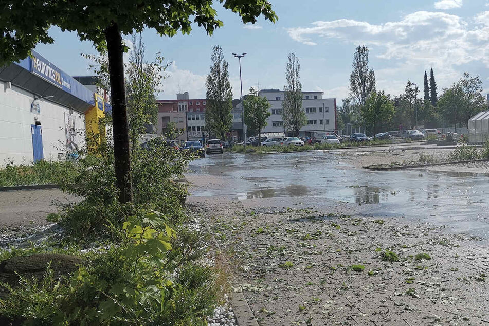Der Sturm hat samt Regen ordentlich um den Markt herum gewütet.