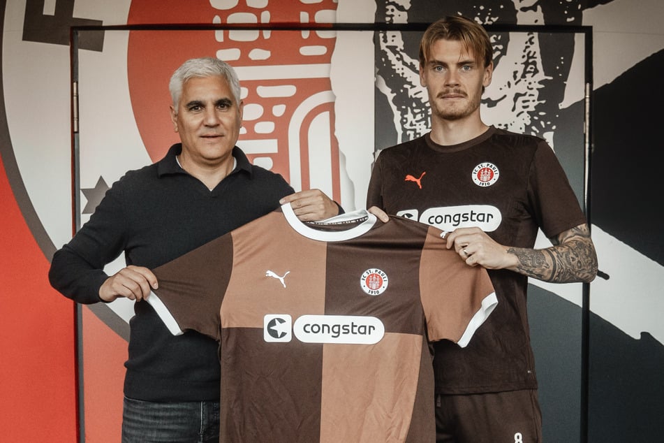 Der FC St. Pauli um Sportchef Andreas Bornemann (53, l.) hat den Vertrag mit Leistungsträger Eric Smith (27) verlängert.