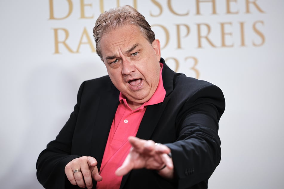 Auch Oliver Kalkofe (60) muss Rede und Antwort stehen.