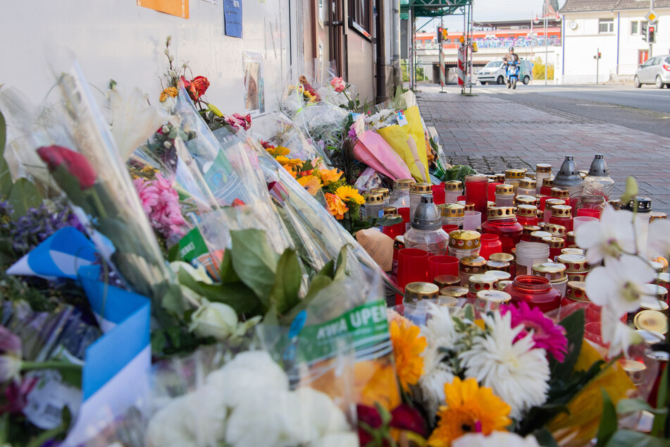 Kerzen und Blumen liegen zum Gedenken an einen getöteten 15-Jährigen an der Bahnhofstraße in Celle.