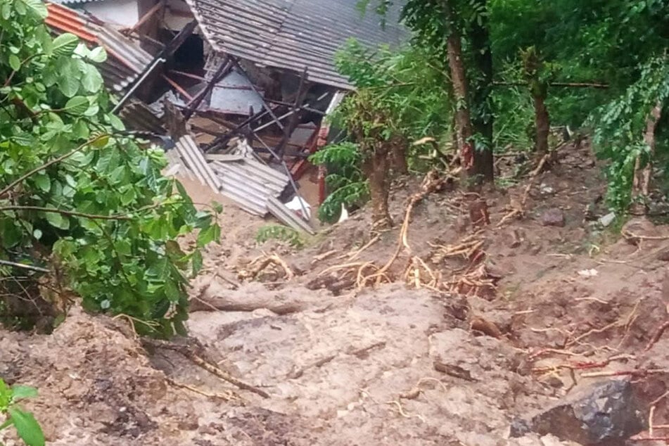 Ein Haus, das von einem Erdrutsch zerstört wurde.