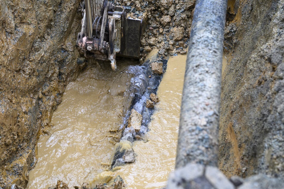Aufgrund eines Wasserrohrbruchs muss die Chemnitzer Straße gesperrt werden. (Symbolbild)