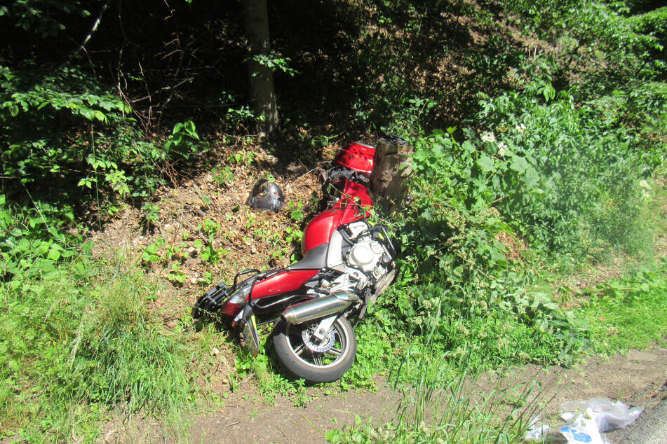 Ein 61-jähriger Bochumer ist nach dem Zusammenstoß mit einem Fußgänger mit seinem Motorrad in eine Böschung geschleudert.