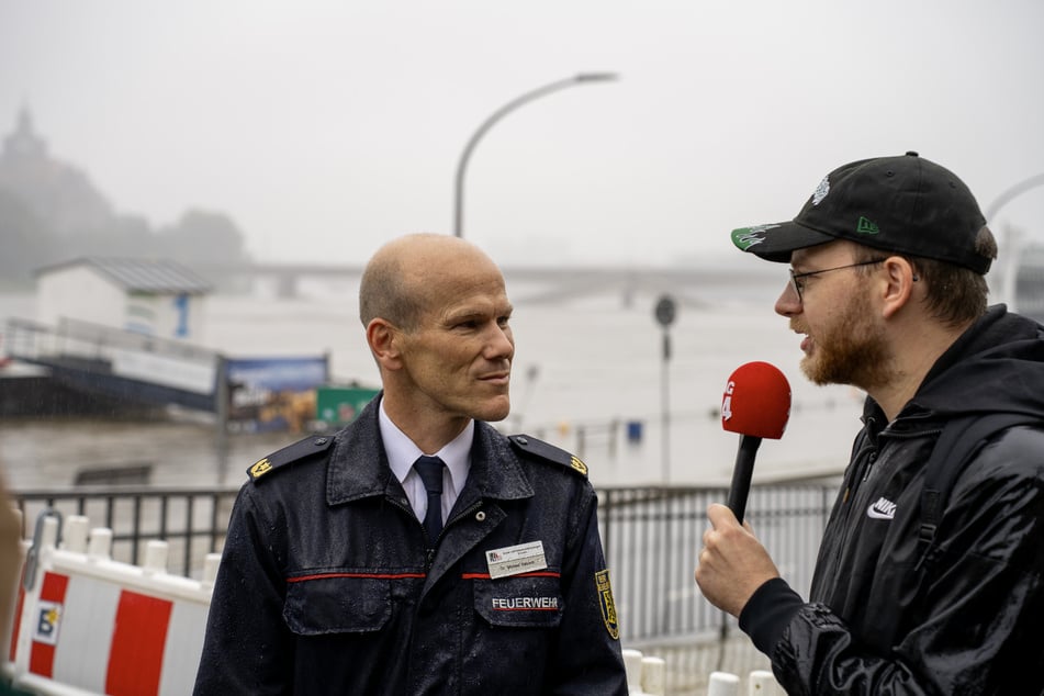 Dr. Michael Katzsch (l.), Leiter des Brand- und Katastrophenschutzamtes, im Gespräch mit TAG24-Redakteur Malte Kurtz (r.).