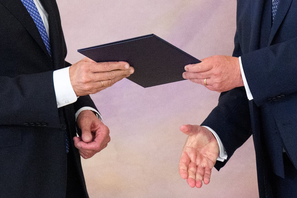 Neben Kanzler Friedrich Merz (69, CDU) haben nun auch alle 17 Minister ihrer Ernennungsurkunde überreicht bekommen.