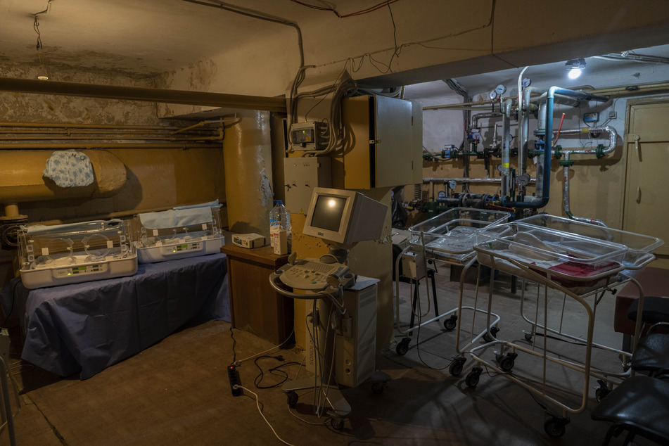Brutkästen und Babywiegen werden im Keller einer Entbindungsklinik in Kiew gelagert.