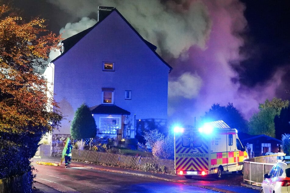 Die Feuerwehr hatte eine Ausbreitung der Flammen auf das angrenzende Wohnhaus verhindern können.