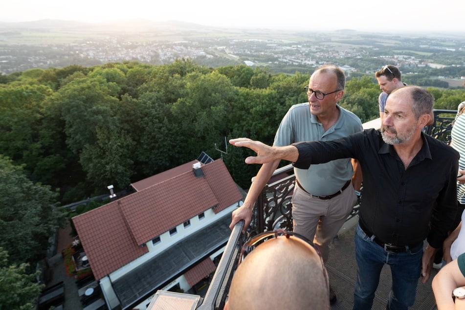 Friedrich Merz (l.) ließ sich von Oberbürgermeister Albrecht Gubsch (parteilos) die Landschaft der Oberlausitz zeigen.