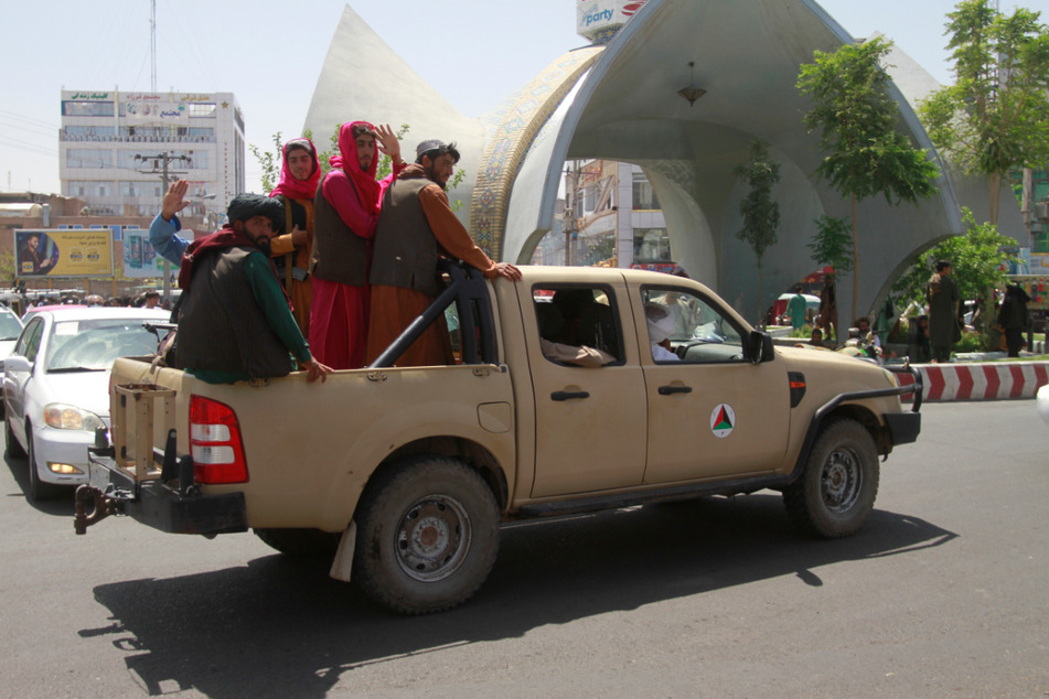 Herat: Taliban-Kämpfer sitzen auf der Ladefläche eins Pick-ups. Die radikal-islamistische Gruppierung setzt ihren Vormarsch in Afghanistan fort.