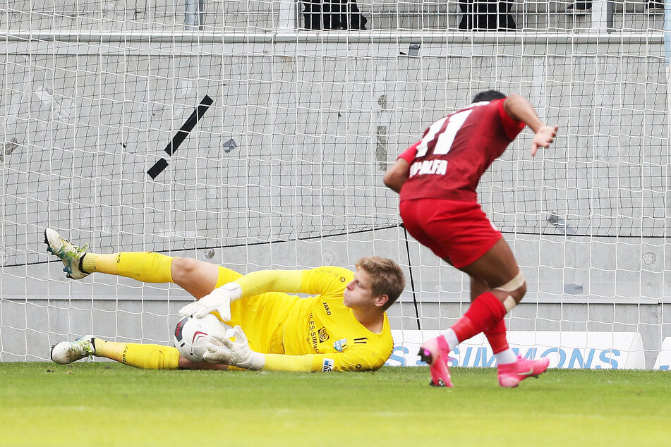 Jakub Jakubov fischte sich auch diesen Ball vorm Berliner Ali Abu-Alfa.