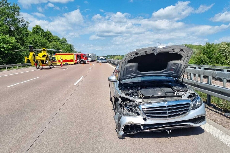 Dieser Mercedes war in einen Unfall auf der A9 bei Großkugel verwickelt.